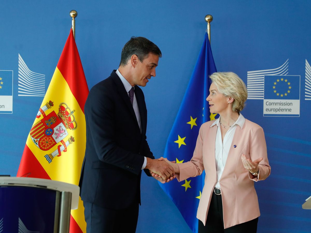 Foto: El presidente del Gobierno, Pedro Sánchez, junto a la presidenta de la Comisión Europea, Ursula von der Leyen. (EFE/EPA/Stephanie Lecocq)