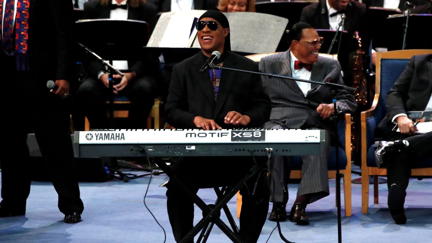 Stevie Wonder actuando en el funeral de Aretha Franklin. (Reuters)