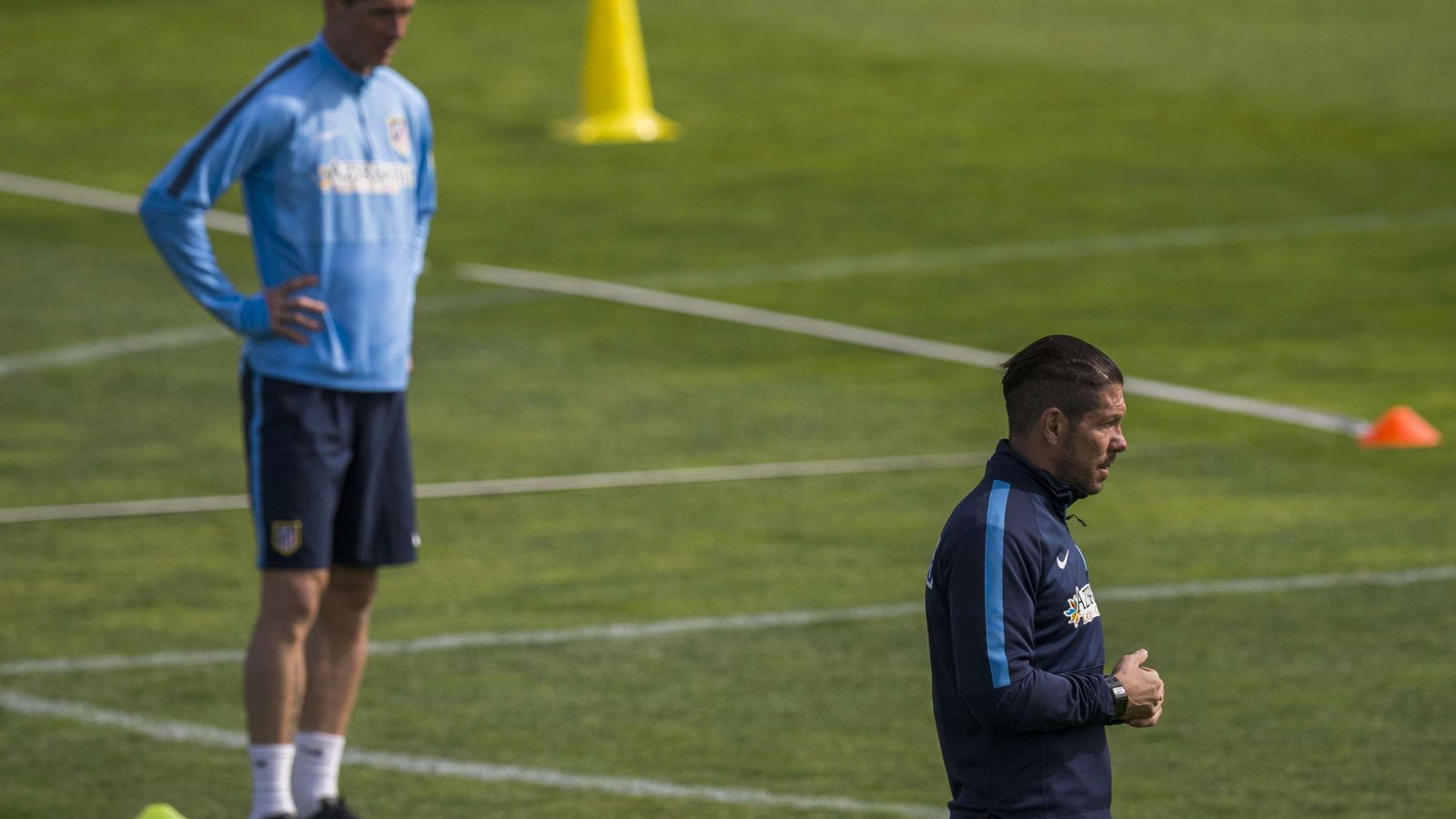 Foto: Fernando Torres y Simeone durante un entrenamiento del Atlético de Madrid (EFE)