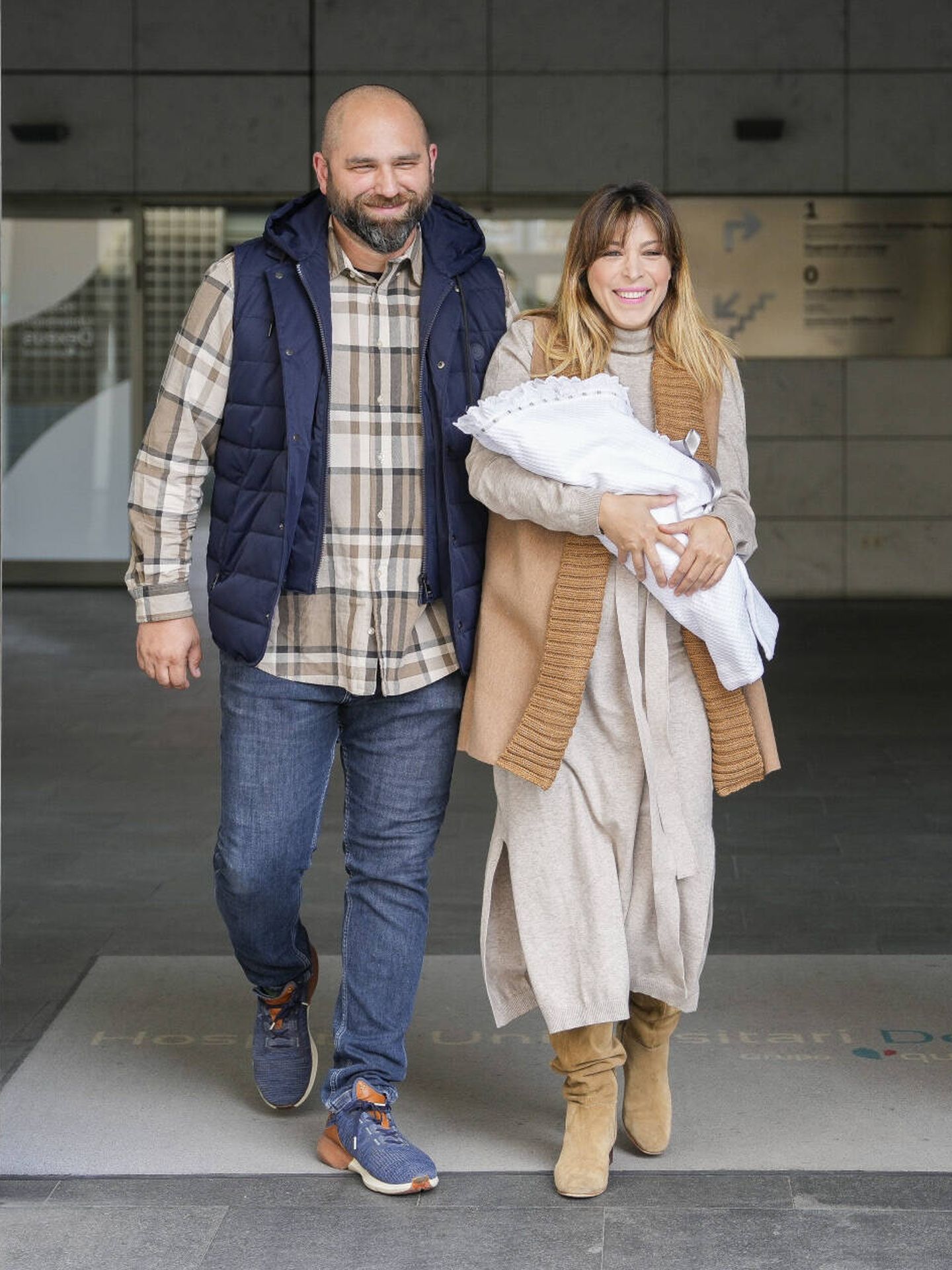 Gisela y su pareja, José Ángel Ortega, salen del hospital con su hijo Indiana.(Gtres)