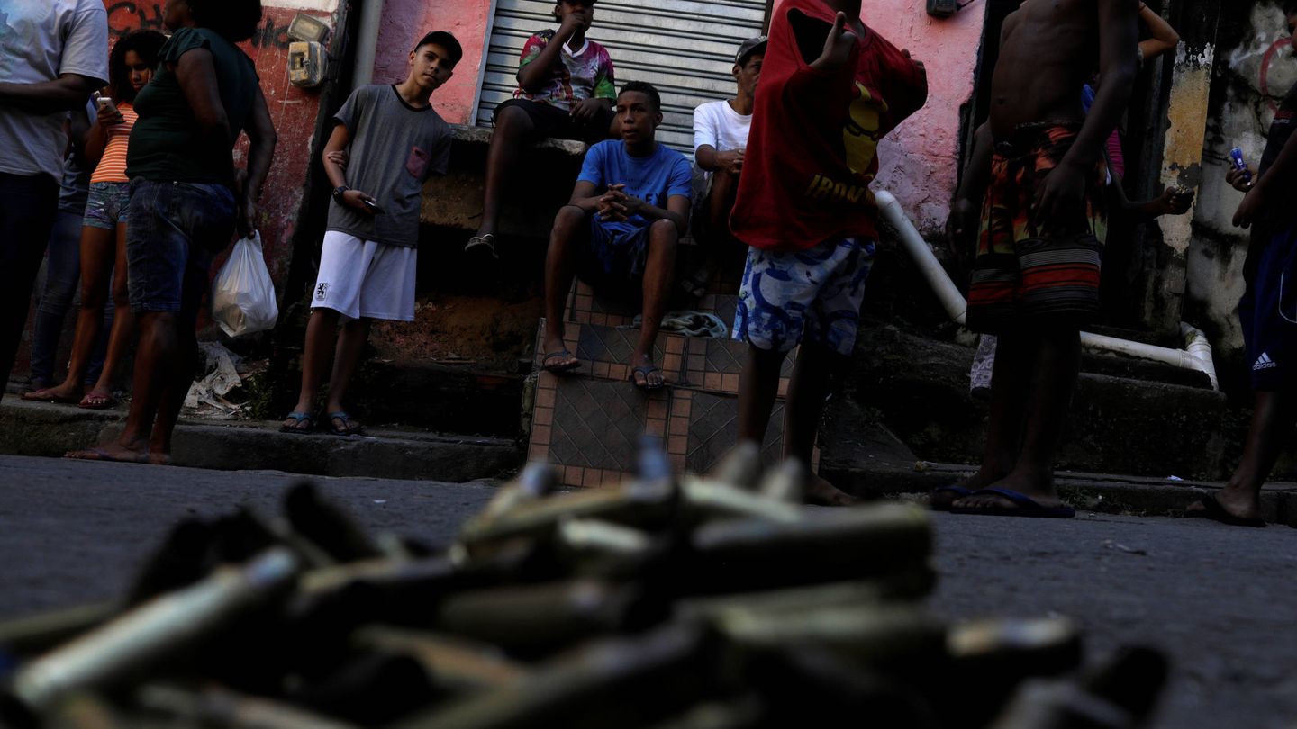 Casquillos de bala reunidos por los residentes de un barrio de Río tras un tiroteo entre policía y narcos. (Reuters) 