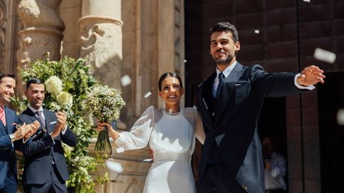 El día de Carolina: boda en Alicante, vestido de novia con blusa desmontable y un ramo rústico