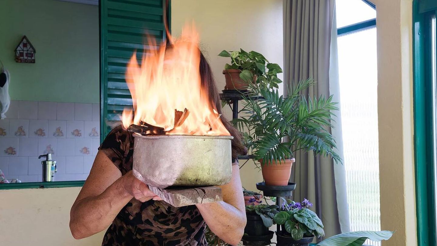 Nelci recurre al fuego para expresar su rabia | Marilene Ribeiro
