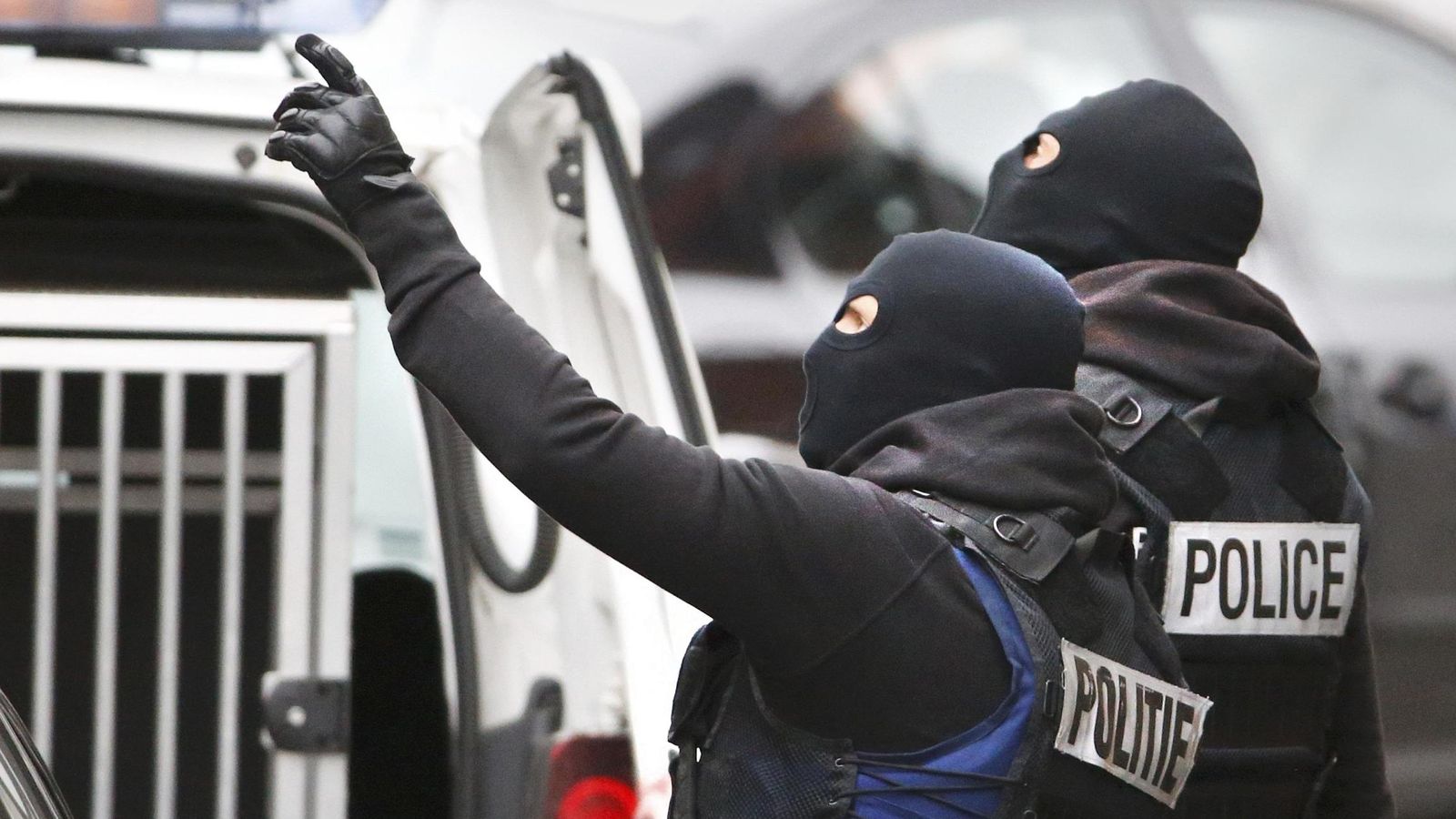 Foto: Varios miembros de las fuerzas y cuerpos de seguridad belga en el barrio de Molenbeek, en Bruselas. (Reuters) 