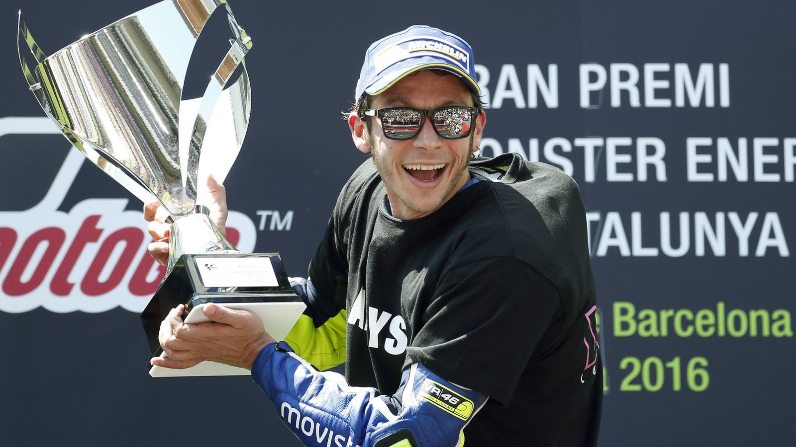 Foto: Valentino Rossi, en lo más alto del podio del Gran Premio de Cataluña. (EFE)