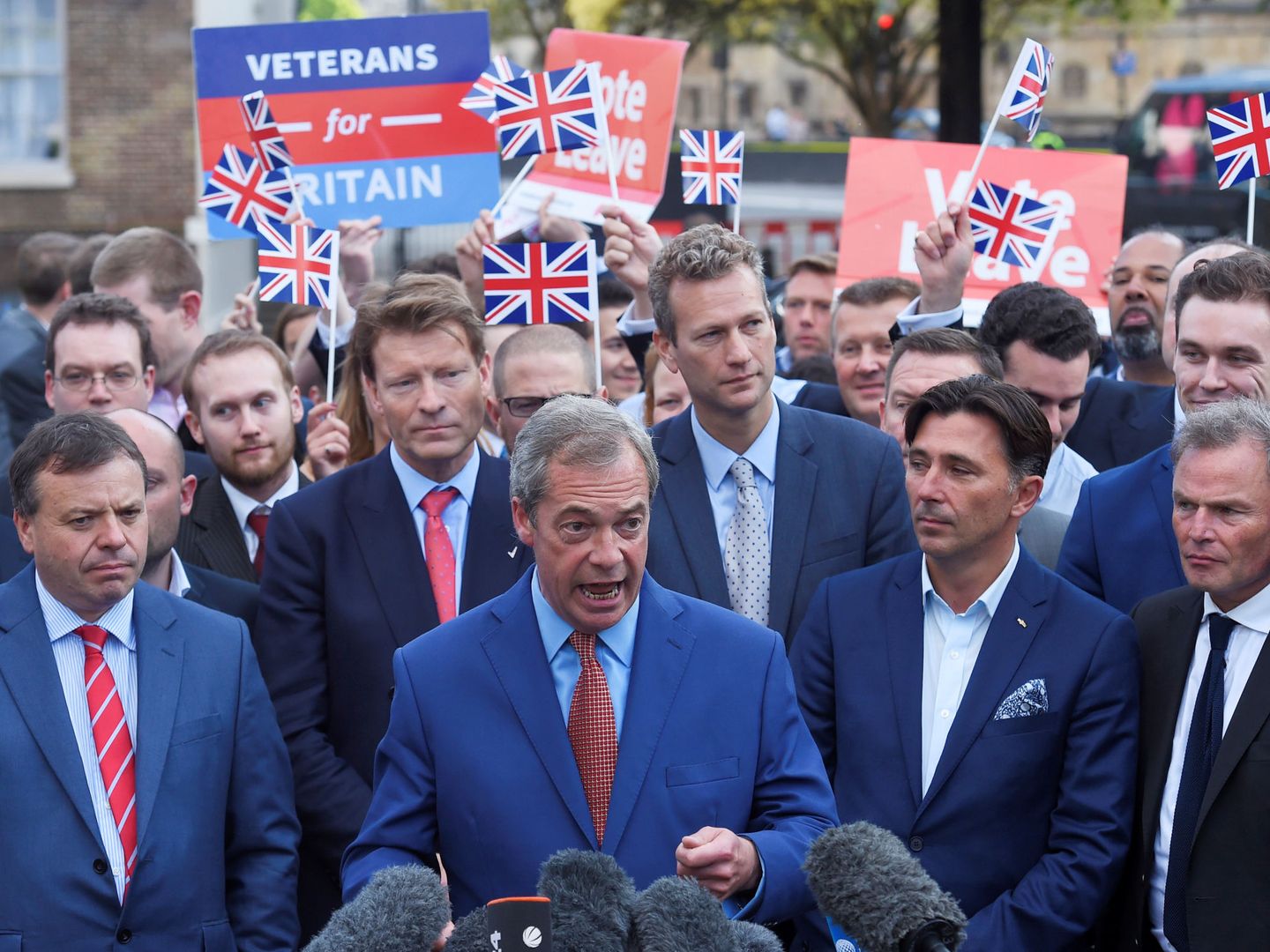 Arron Banks junto a Nigel Farage tras conocerse el resultado del referéndum del Brexit. (Reuters)