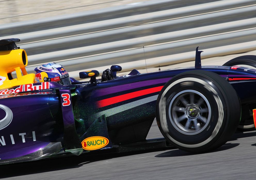 Foto: El australiano Daniel Ricciardo sobre el asfalto de Sakhir.