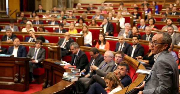 Foto: El portavoz de Catalunya Sí Que es Pot, Joan Coscubiela (d), durante su intervención este miércoles en el pleno del Parlament. (EFE)