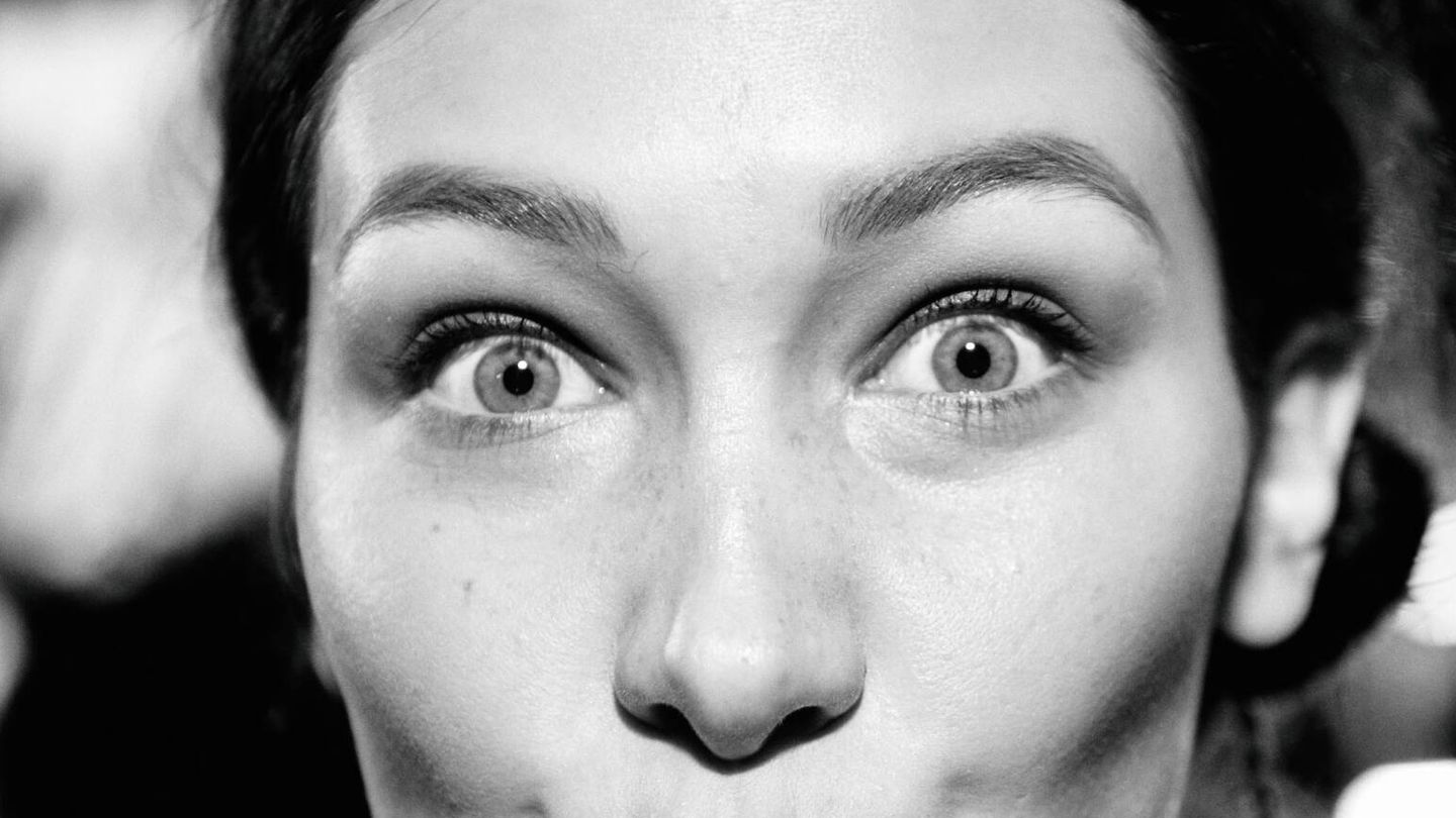 Primer plano del rostro de Bella Hadid en 2015. (Getty/Grant Lamos IV)
