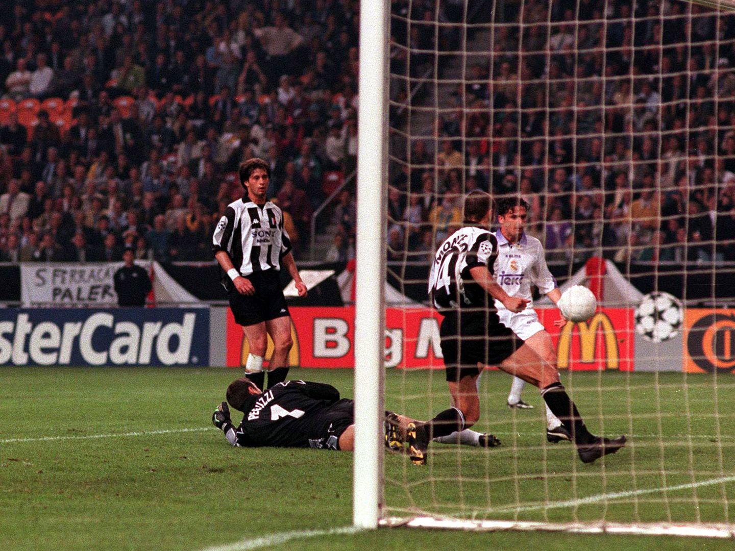 El gol de Mijatovic que le dio la Séptima al Real Madrid en 1998. (Action Images)