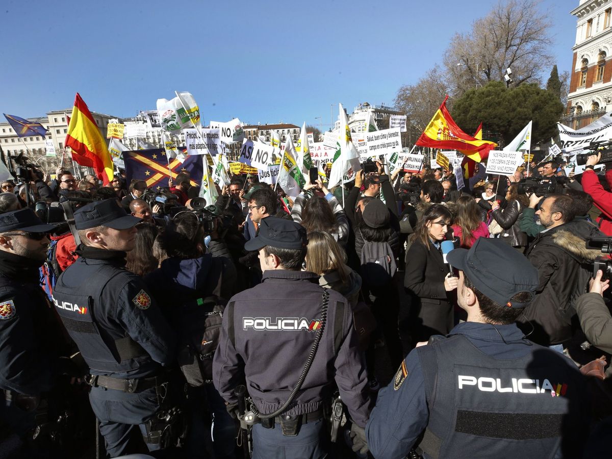Foto:  Agricultores y ganaderos protestan ante el Ministerio de Agricultura, este miércoles, en Madrid. (EFE)