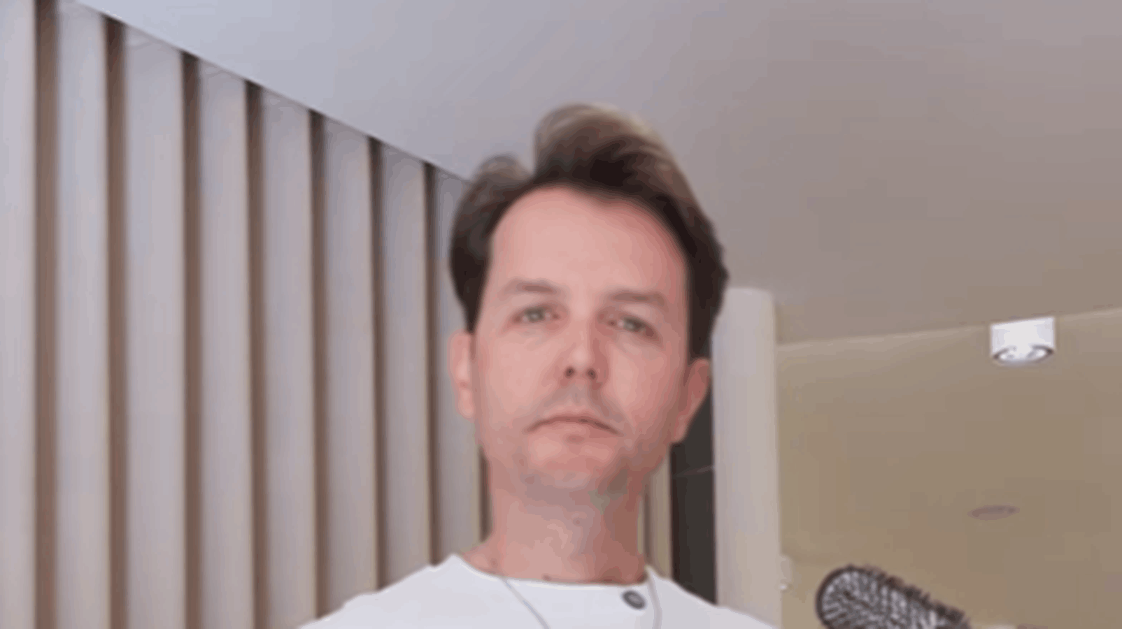 David Sánchez, peluquero: "La plancha extrae muy rápido el color y daña la fibra capilar"