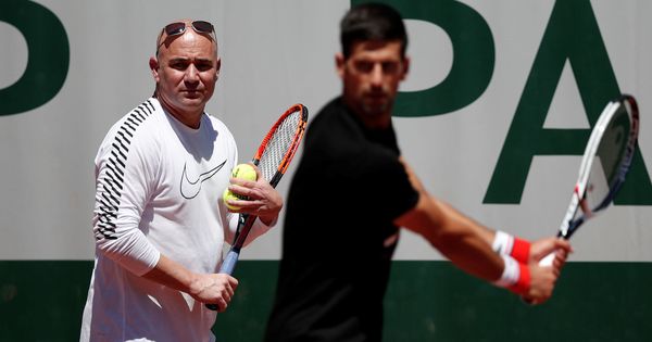 Foto: Andre Agassi se estrenó como entrenador de Novak Djokovic este jueves en Roland Garros. (Reuters)