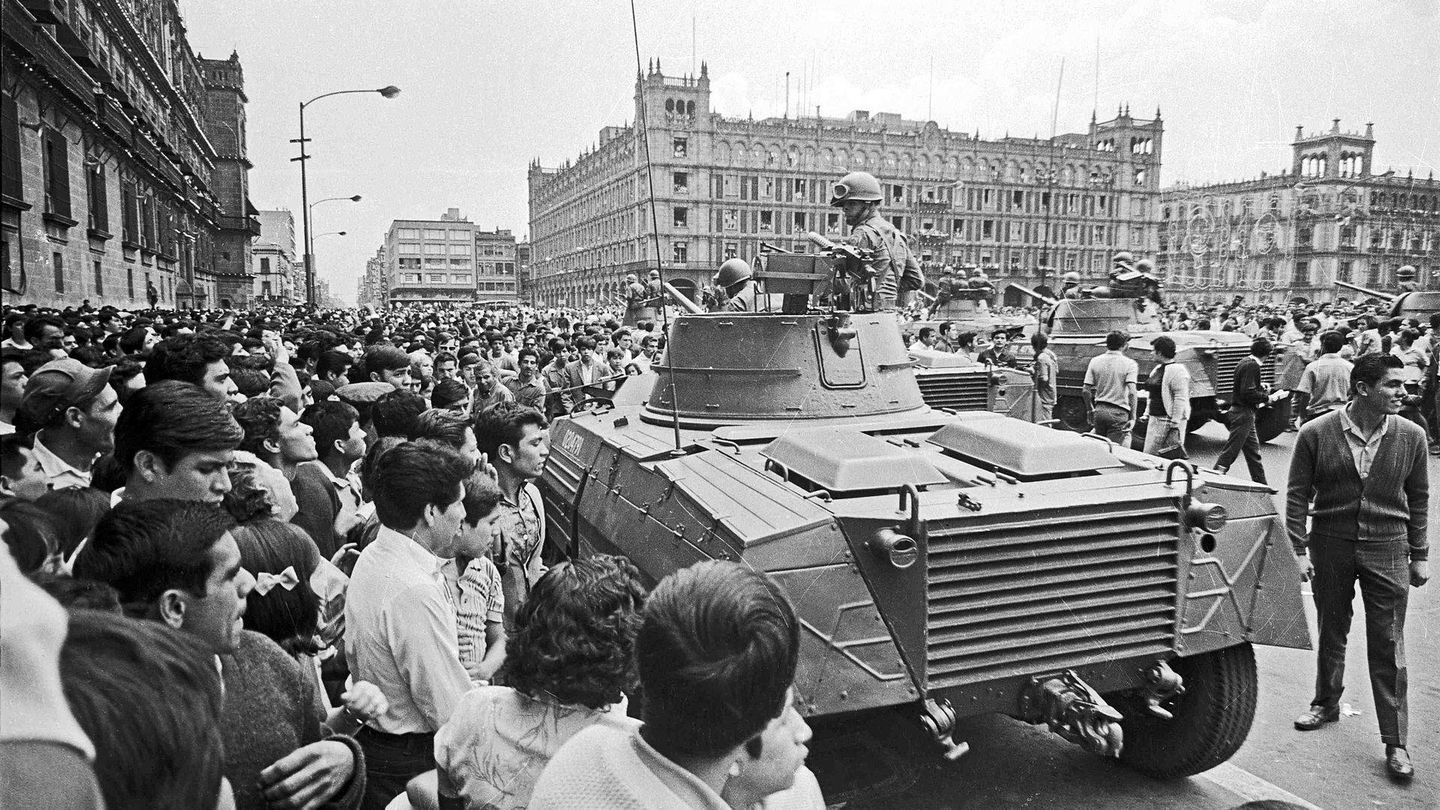 El ejército mexicano desplegado en el Zócalo, el 28 de agosto de 1968 (Fuente: Wikimedia Commons)