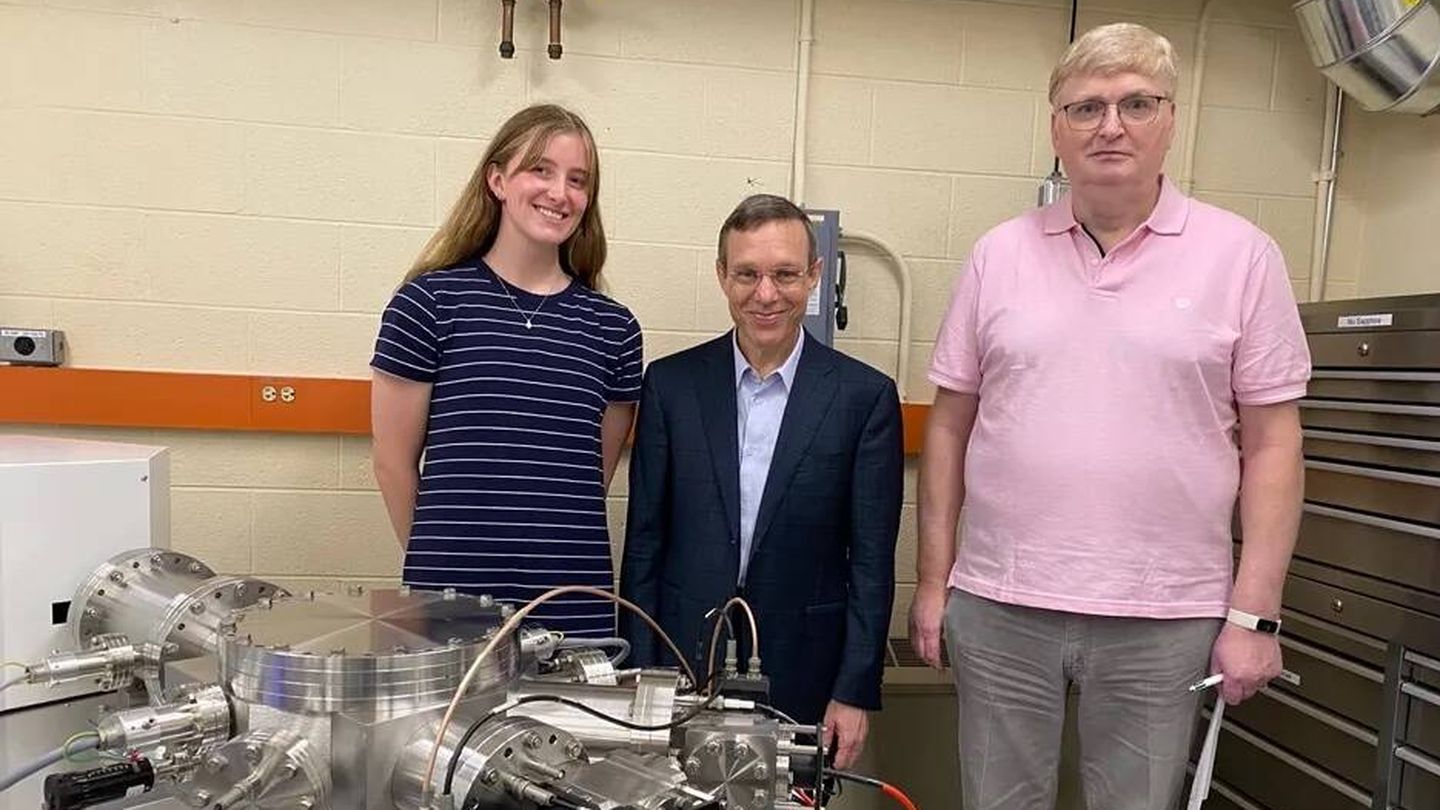 Desde la derecha: Stein Jacobsen, Avi Loeb y Sophie Bergstrom, detrás del espectrómetro de masas del laboratorio de Jacobsen en la Universidad de Harvard (31 de julio de 2023).