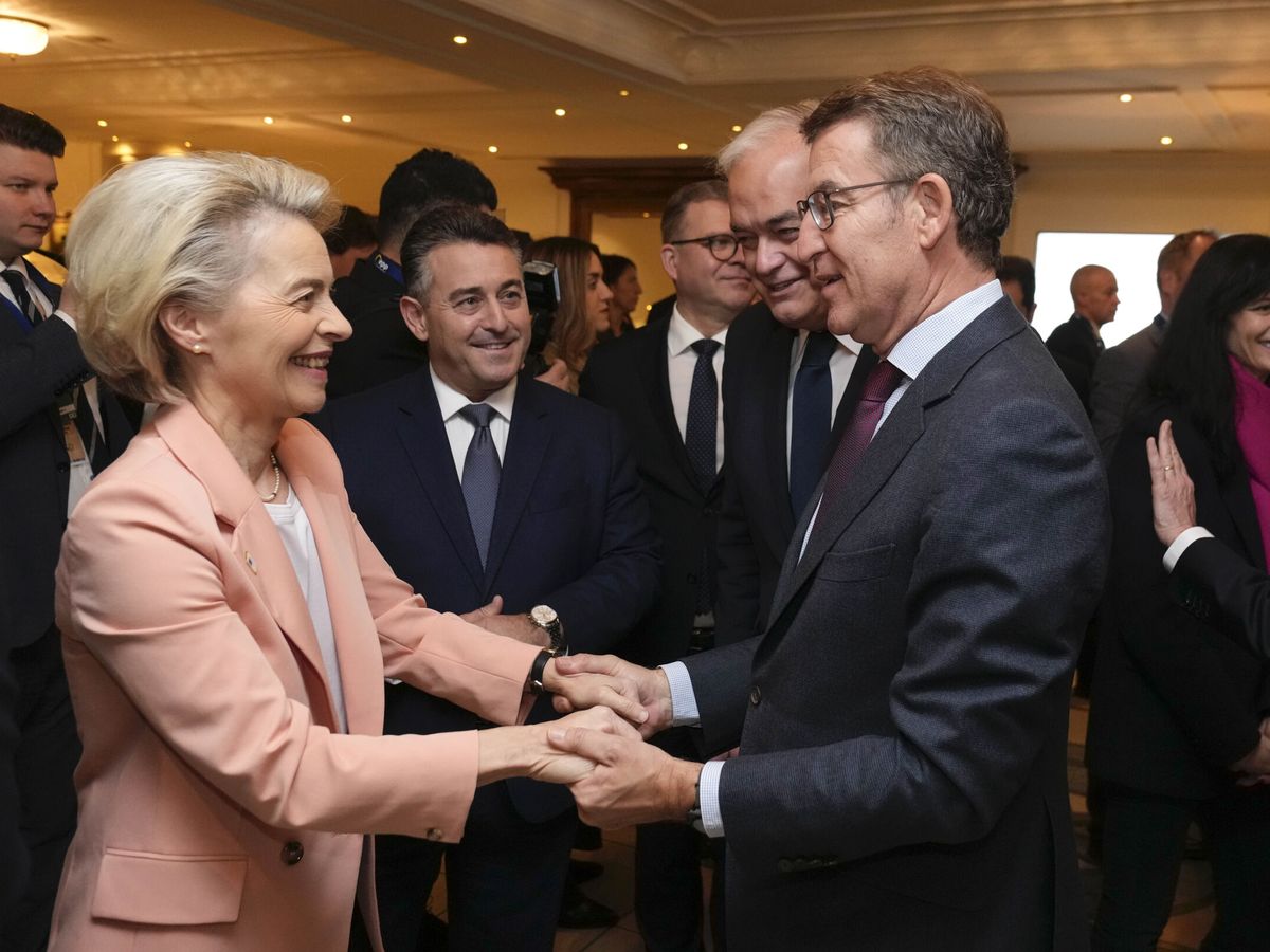 Foto: El presidente del PP, Alberto Núñez Feijóo (d), y la presidenta de la Comisión Europea, Ursula von der Leyen, en la cumbre de líderes del PPE en Bruselas. (EFE/PP/Tarek)