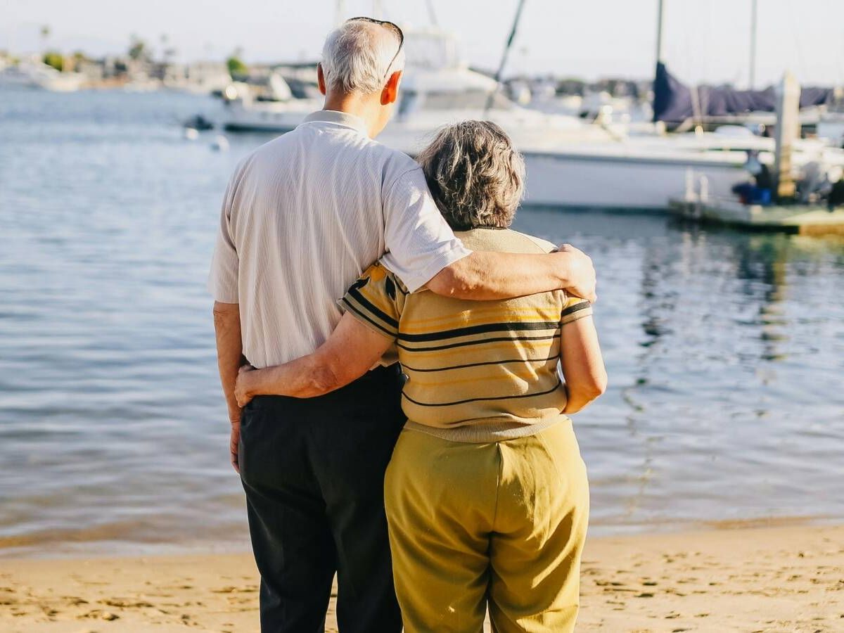 Foto:  Una pareja de jubilados observa el mar. (iStock)