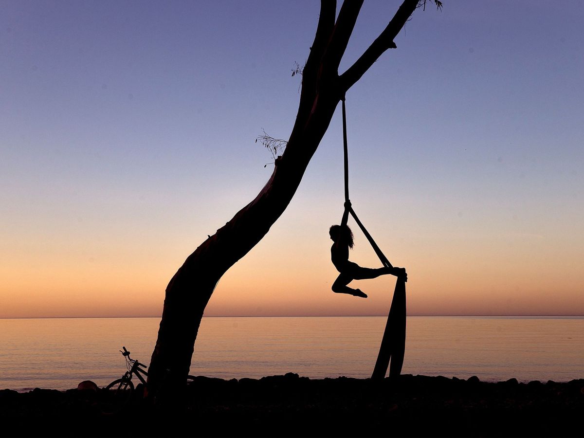 Foto: Una mujer realiza acrobacias en los Baños del Carmen. (EFE/Jorge Zapata)
