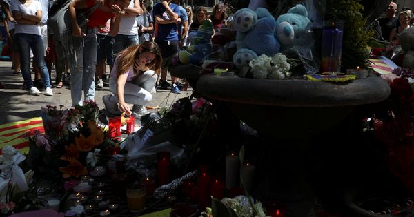 Foto: Varias personas rinden homenaje a las víctimas del atentado de Barcelona. (Reuters)