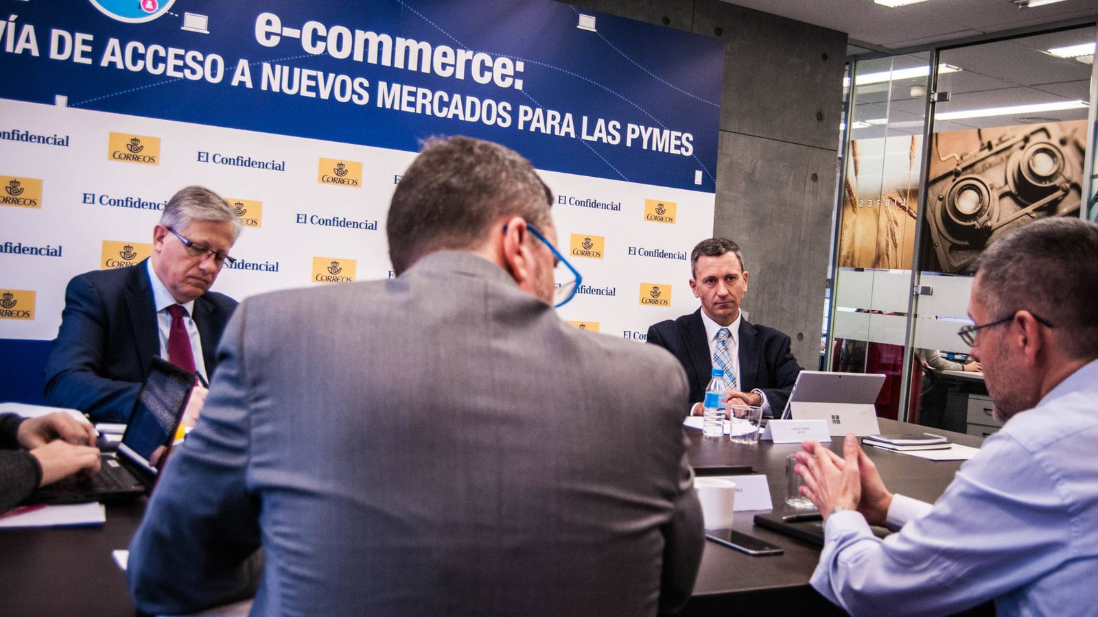 Foto: Un momento de la mesa redonda "E-commerce': vía de acceso a nuevos mercados para las pymes", organizada por El Confidencial y Correos.