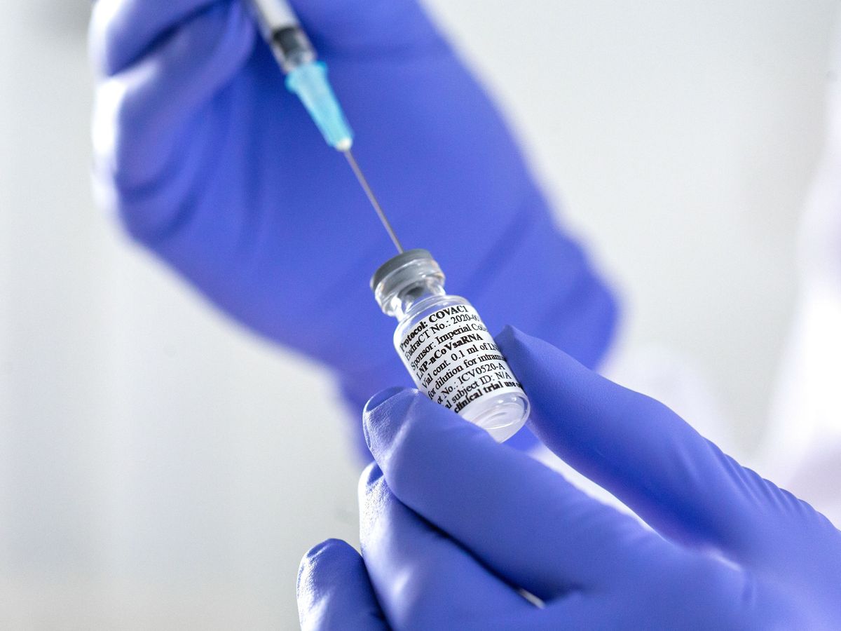 Foto: A vial with potential vaccine for the coronavirus disease (covid-19) is pictured at the imperial college london