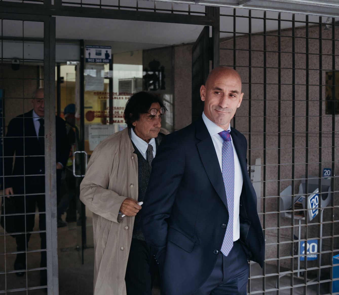 Luis Rubiales, con Caravaca detrás, a la salida de los Juzgados. (EFE/Jon Imanol)