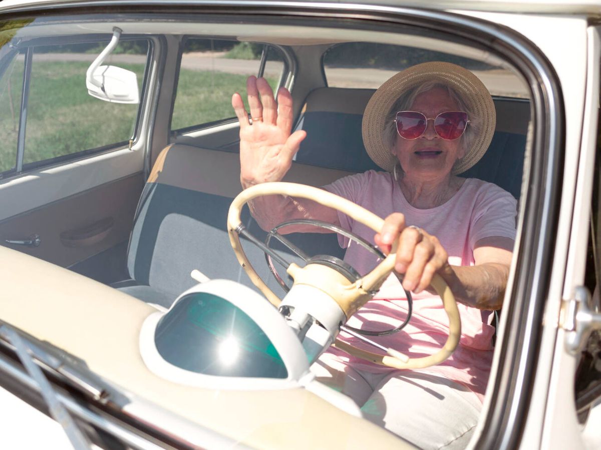 Foto: La DGT no cambiará la renovación del carné de conducir a los mayores de 65 años. (Freepik)