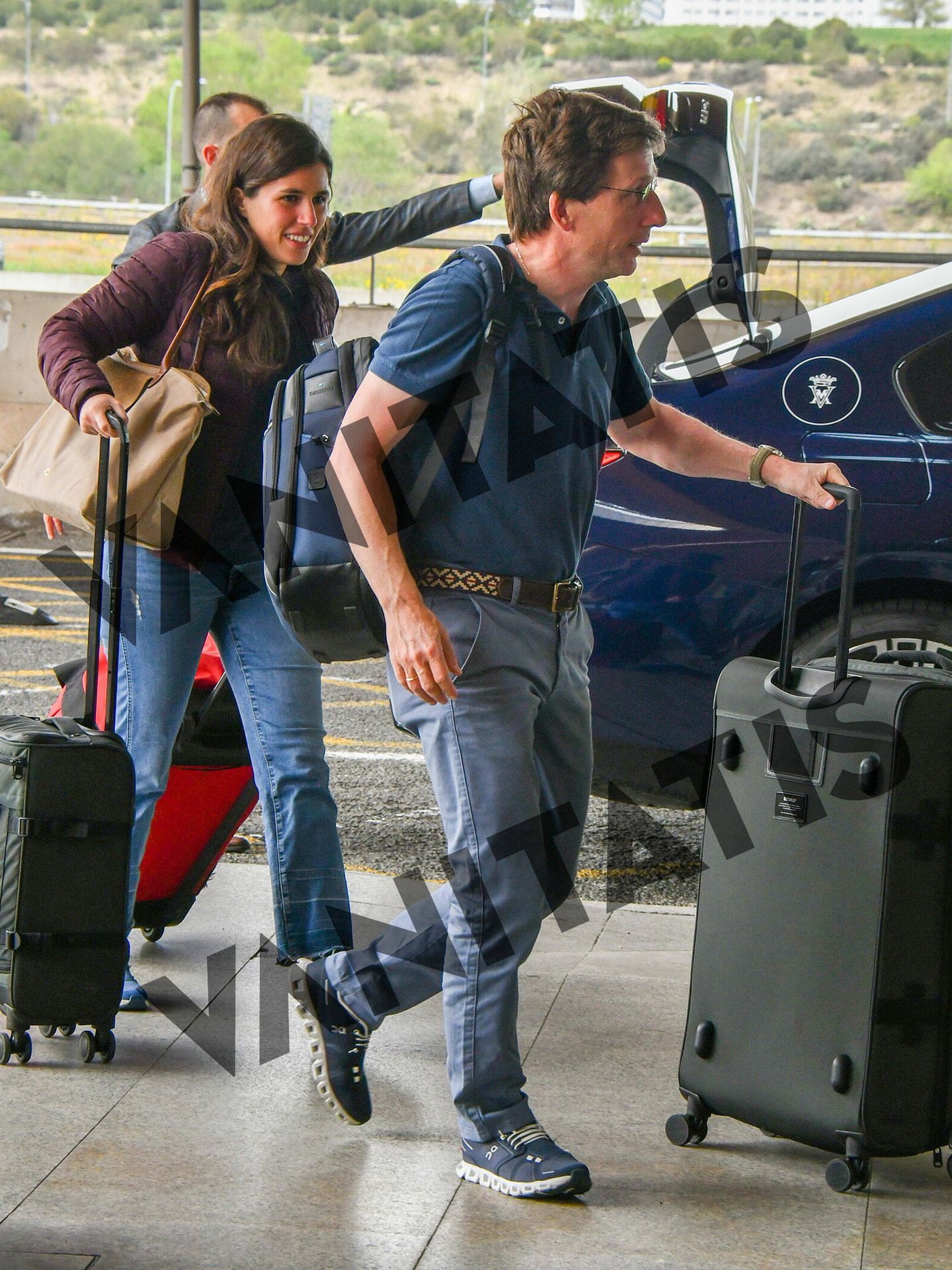 Teresa Urquijo y Almeida, saliendo del coche del Hotel Villamagna que les llevó al aeropuerto. (Studio24)