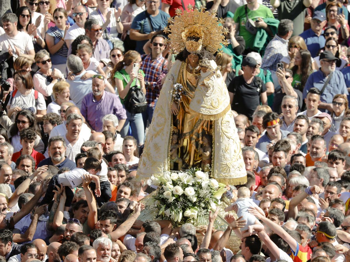 Foto: Traslado de la Virgen de los Desamparados en Valencia. (EFE/Juan Carlos Cárdenas)