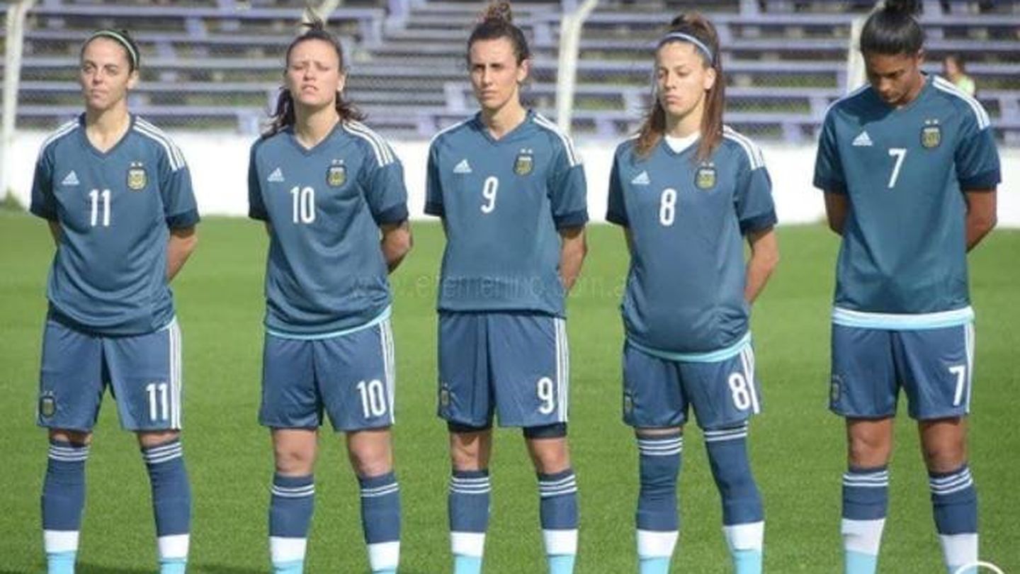 La selección femenina de fútbol dejó los entrenamientos hace dos semanas. (@FemeninoAFA)