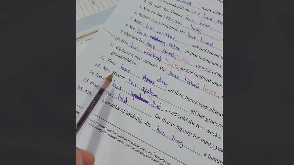 "Esto está mal, Manuel": un profesor de inglés sube su peculiar forma de corregir exámenes y arrasa en redes