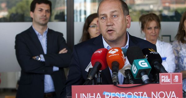 Foto: El candidato Gonzalo Caballero (izq.), detrás del portavoz parlamentario del PSdeG y también candidato, Xoaquín Fernández Leiceaga. (EFE)