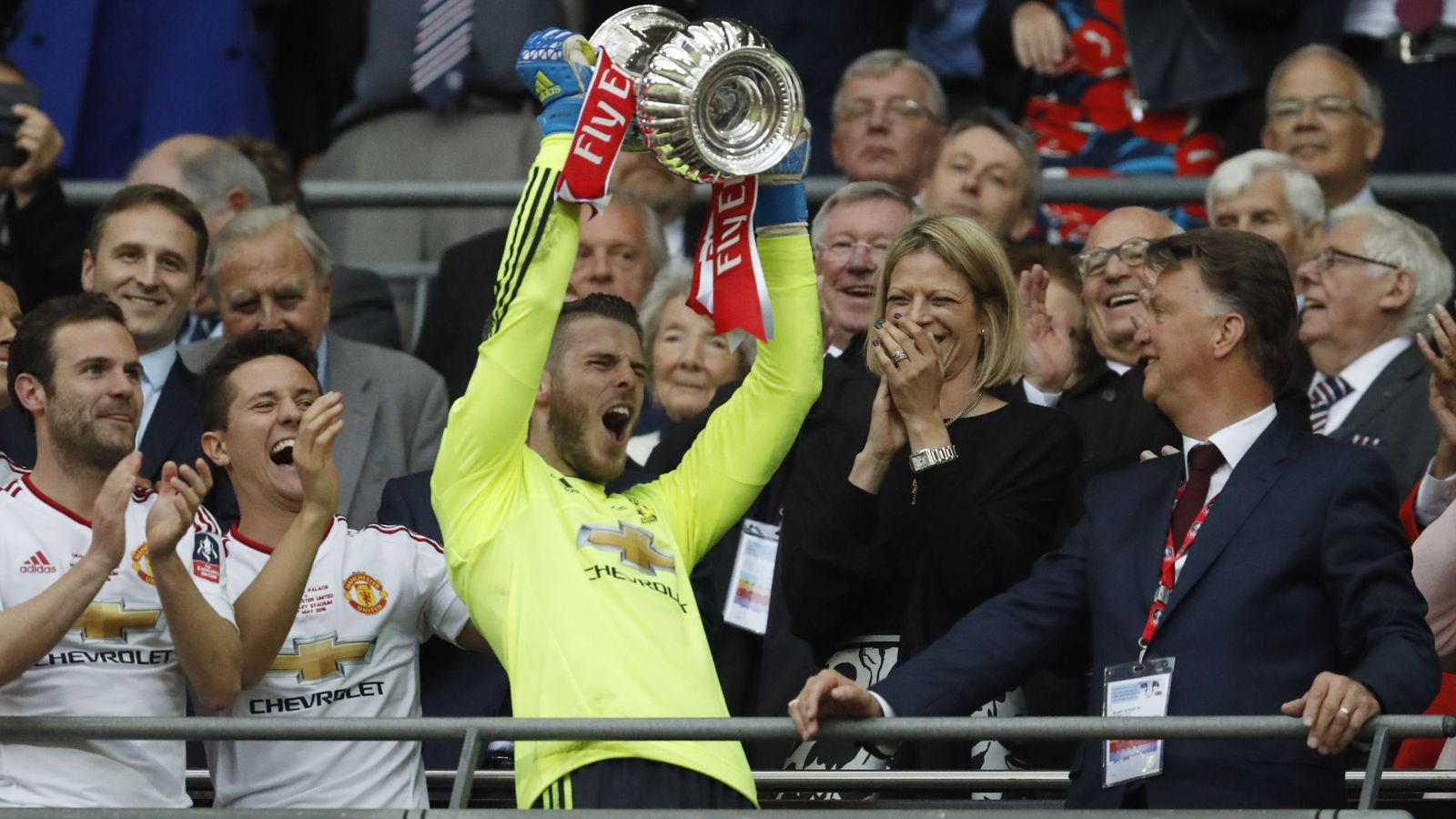 Foto: David de Gea levanta la FA Cup ganada por el United, en presencia de Van Gaal. (Reuters)