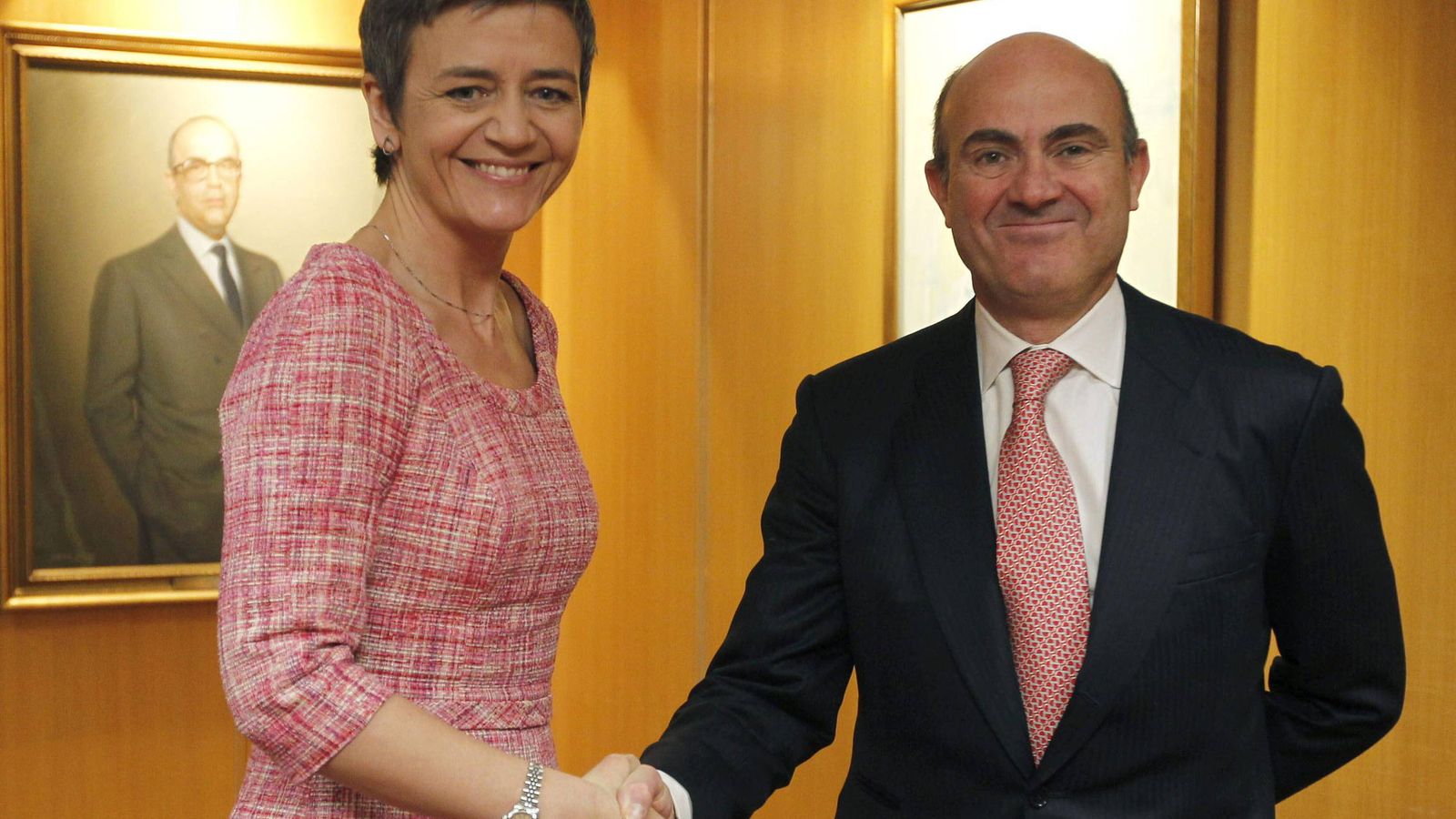 Foto: El ministro de Economía y Competitividad, Luis de Guindos (d) junto a la comisaria europea Margrethe Vestager. (EFE) 
