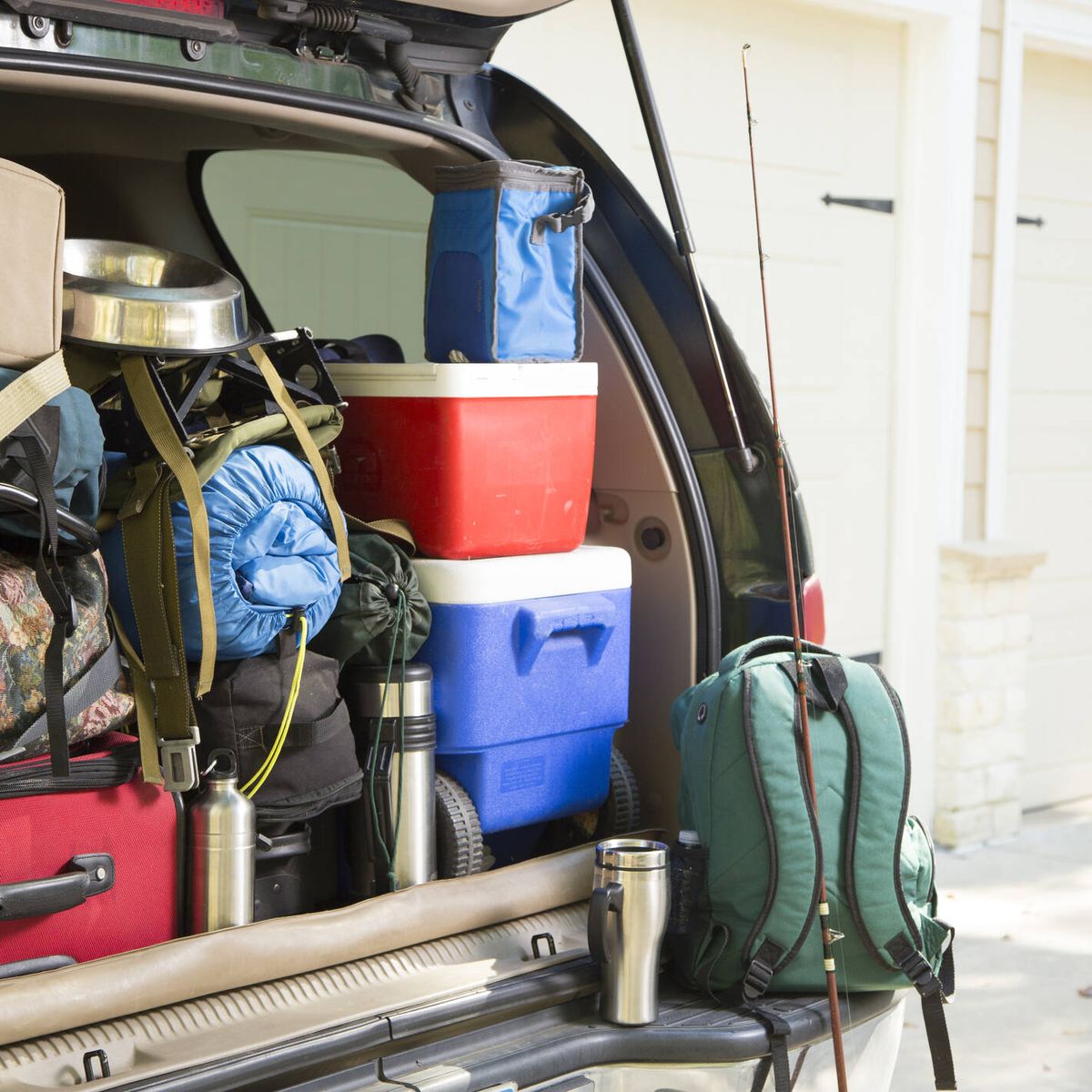 Mover cajas y maletas en el maletero del coche al aire libre