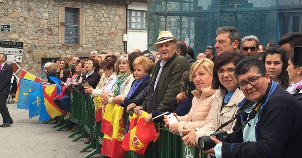 Foto: Así esperó Somiedo al Rey en su visita a la localidad asturiana. (P.E.)