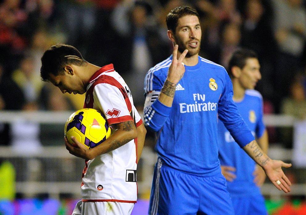 Foto: Sergio Ramos hace una indicación a un compañero durante el partido ante el Rayo.