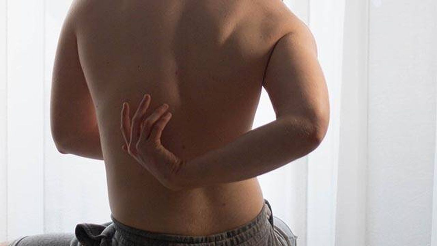 Una posición errónea puede causar fuertes dolores en espalda, cuello y hombros (Unsplash/Adrian 'Rosco' Stef)