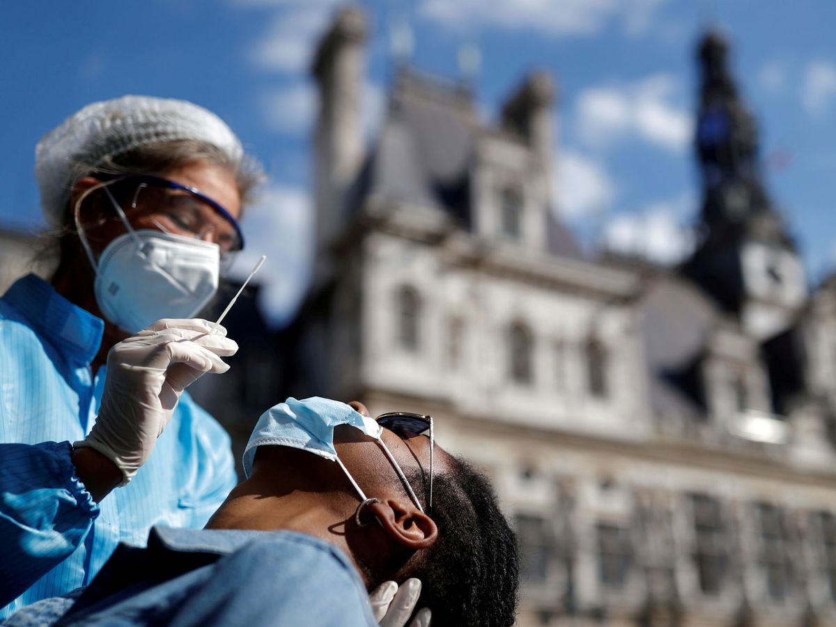 Foto: Un sanitario realizando una prueba PCR en París. (Reuters)