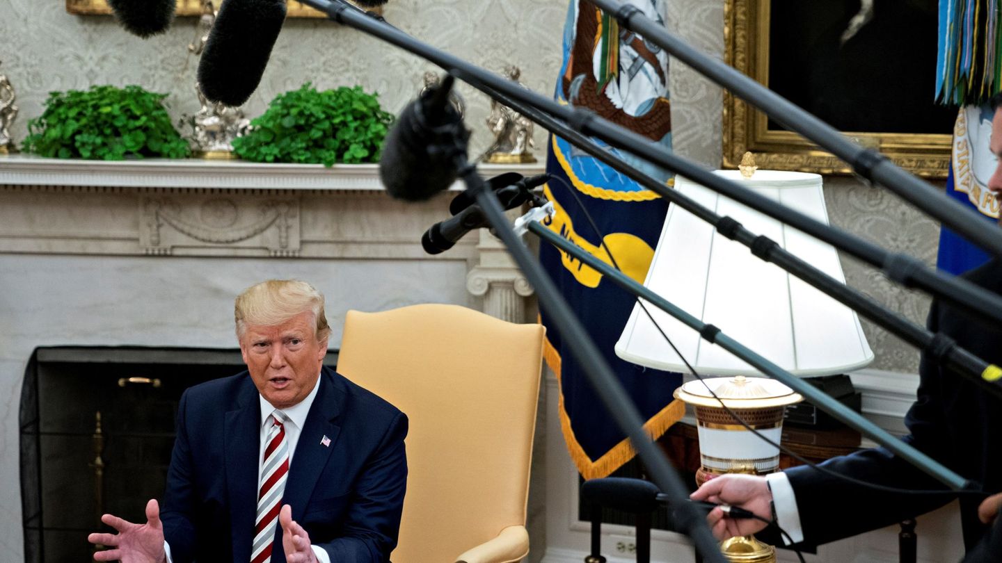 Trump responde a los medios en la Casa Blanca, este martes. (Reuters)