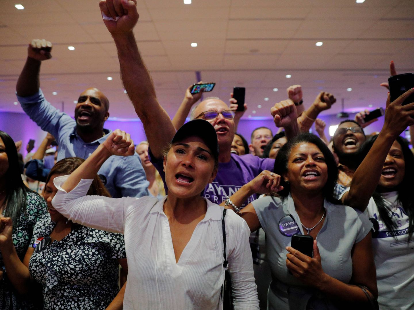 Votantes del Partido Demócrata celebran la victoria de su candidato en las primarias de Boston. (Reuters)