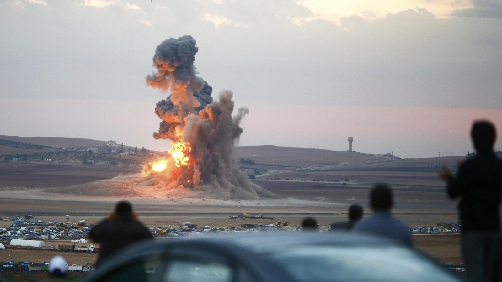 Foto: Llamas y una columna de humo durante ataques de la coalición contra posiciones del ISIS en la ciudad kurdo-siria de Kobane, el pasado mes de octubre (Reuters).