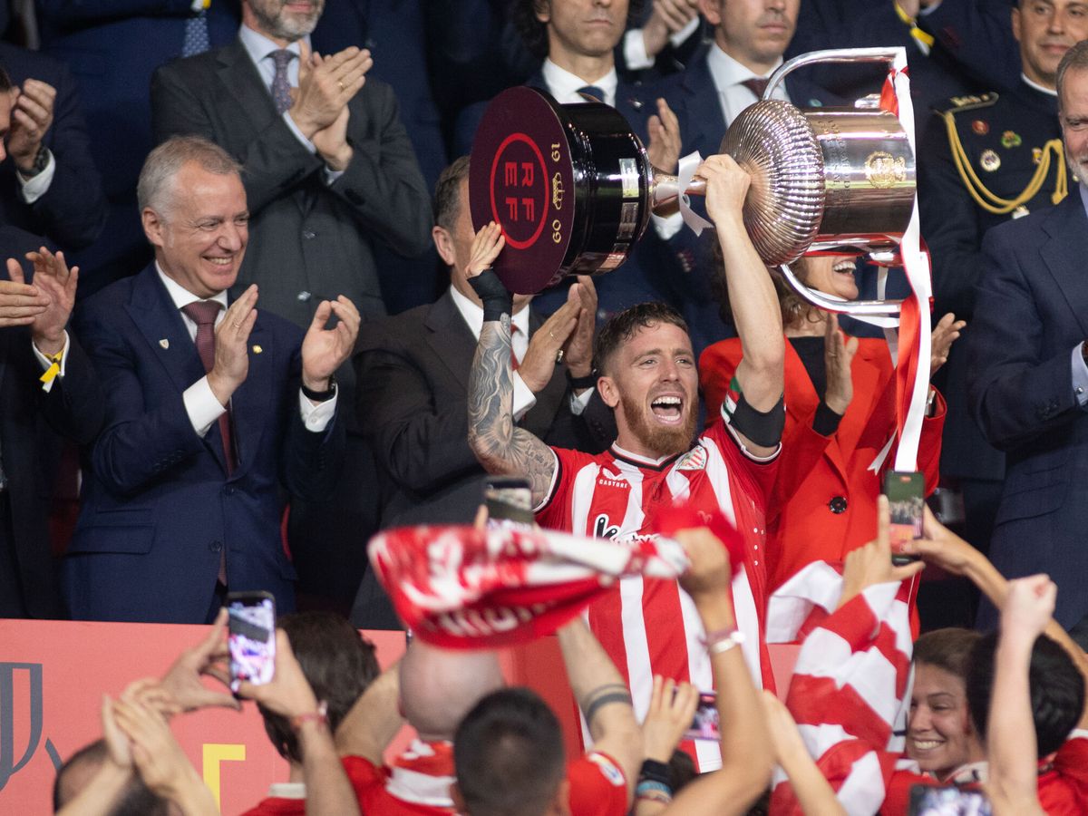 Foto: Iker Muniain levanta el trofeo de la Copa del Rey (AFP7).