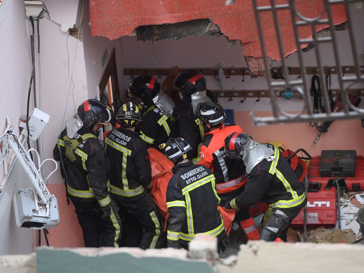 Foto: Dos muertos y dos heridos al derrumbarse el techo de un colegio en el Colegio San Vicente Paúl, de Gijón. (EFE/Eloy Alonso)