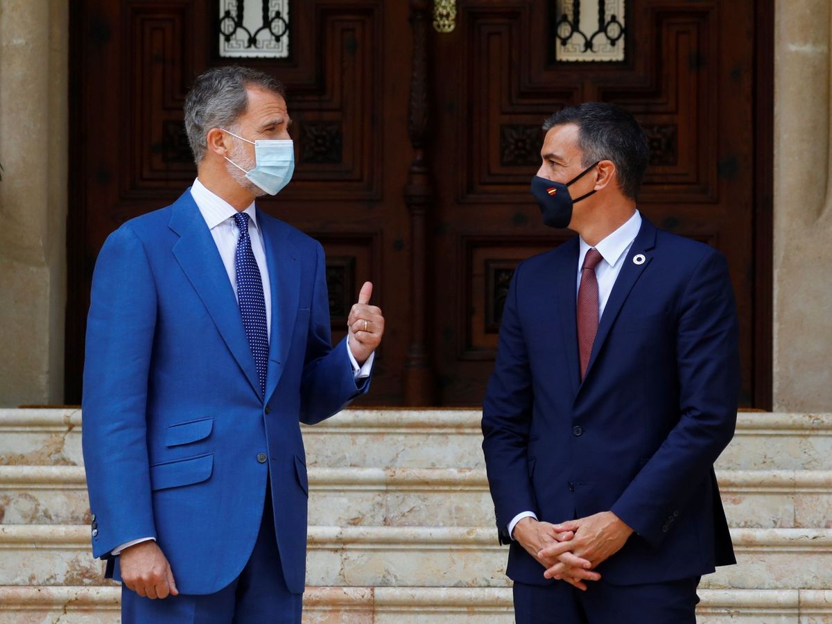 Foto: El rey Felipe VI y Pedro Sánchez, en el Palacio de Marivent, en agosto. (EFE)