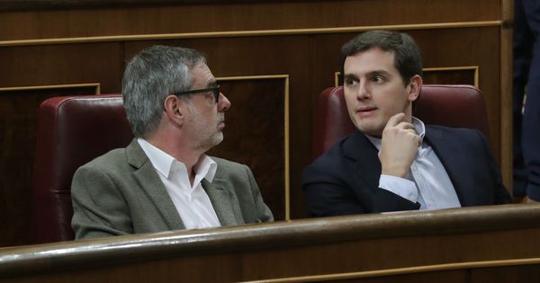 Foto: El líder de Ciudadanos Albert Rivera y el diputado de la misma formación José Manuel Villegas, durante el pleno del Congreso de los Diputados. (EFE)