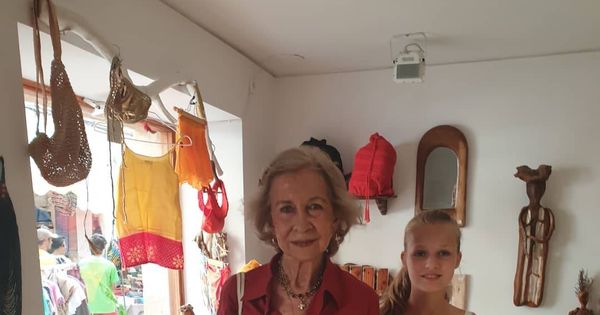 Foto: La reina Sofía y la princesa Leonor en una tienda de Mallorca. (IG)