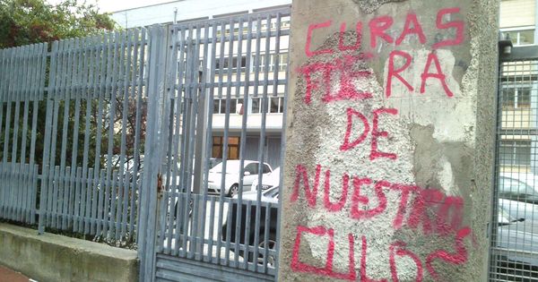 Foto: Pintada a las puertas del colegio Valdeluz a primera hora del jueves.