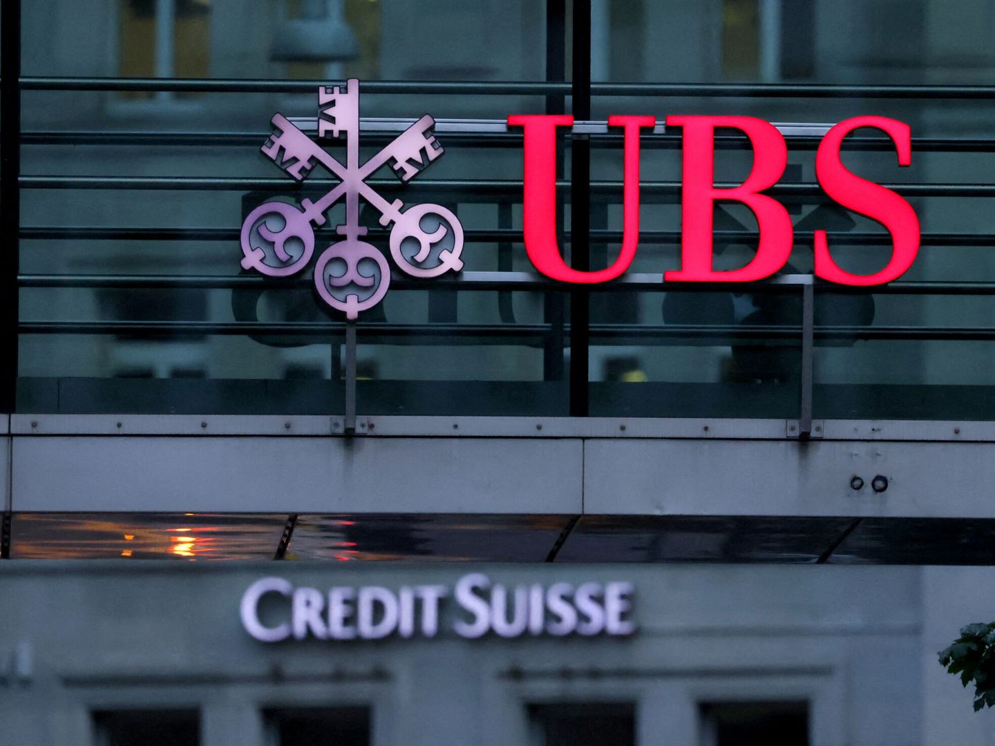 Logos de Credit Suisse y UBS en Zúrich.  (Reuters/Denis Baliouse)