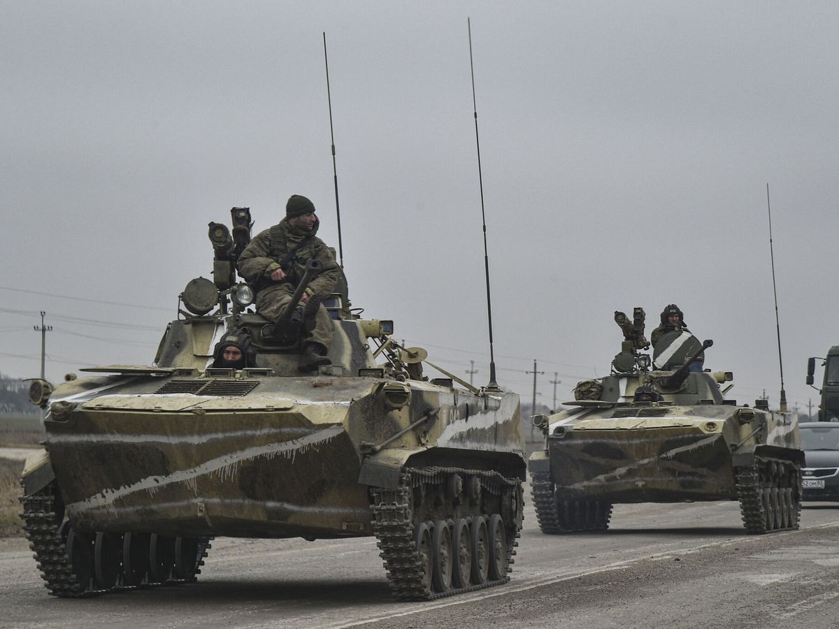 Foto: Tropas rusas en Crimea viajan hacia el frente en Ucrania. (EFE)